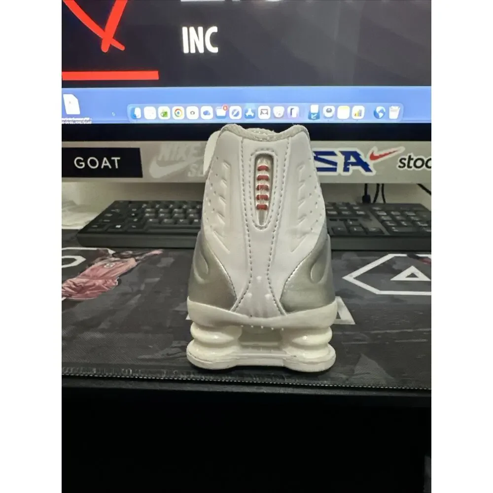 New Women's Size 6.5 Nike Shox R4 White Metallic Silver AR3565-101
